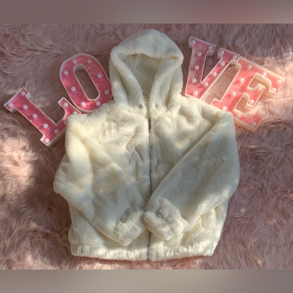 Junior’s Cozy White Jacket 🤍 - Picture 1 of 4